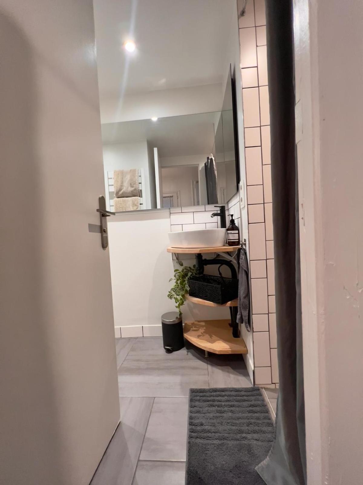 Escale Cosy A Pontoise Jacuzzi Et Terrasse Apartment Exterior photo